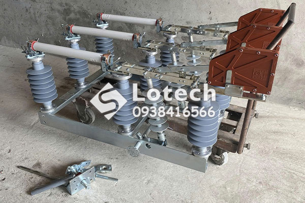 Dao Cắt Tải LBS 24kV Đông Anh - Hộp Dập Khí Liền Cầu Chì - Cách Điện Polymer