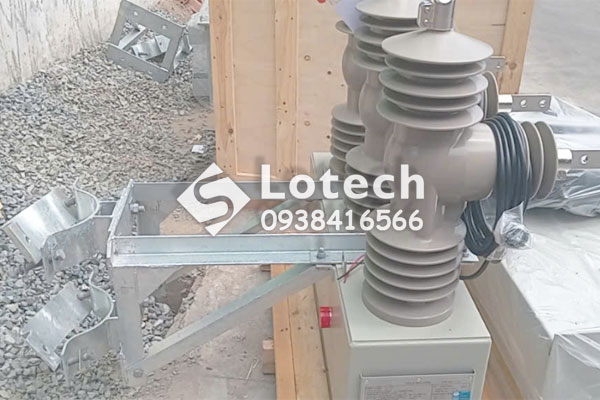Lắp đặt bộ giá treo Recloser Entec tại công trình