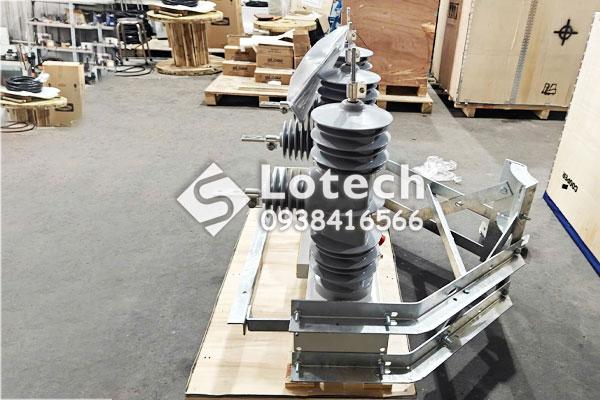 Lắp đặt giá treo máy cắt Recloser Cooper