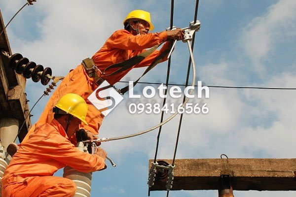Lắp đặt kẹp cực vuông góc trên đường dây