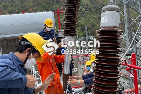 Lắp đặt sứ xuyên Trench cho máy biến áp 110kV