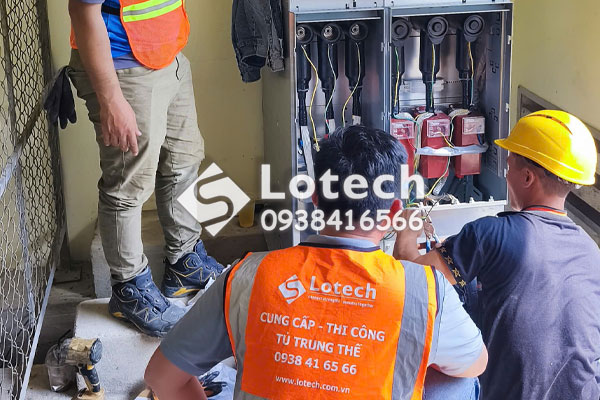 Lotech thi công đấu nối cáp vào tủ RMU Siemens
